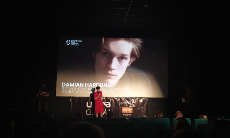 “The Anniversary” najbolji film 11. Omladinskog Film Festivala, Damianu Hardungu uručen Prsten Festivala
